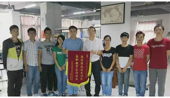祝賀廣州輕機(jī)科技特派專家李湘?zhèn)ソ淌诒黄笧檠胍暋吨袊竽苁帧贰皺C(jī)器人傳奇”項(xiàng)目的專家評(píng)委